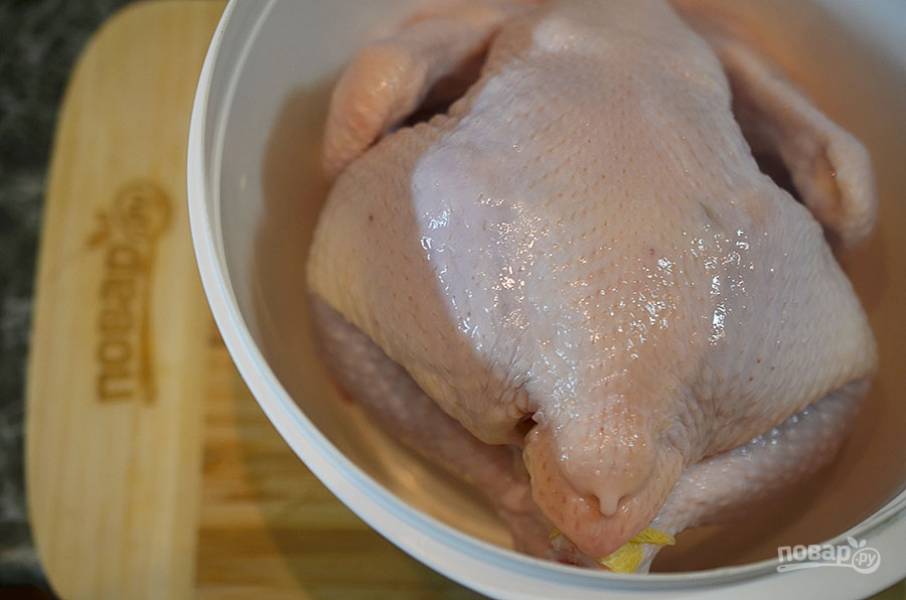 1. Вскипятите воду, добавьте соль и лавровый лист. Охладите и залейте курицу. Поставьте в холодильник на 4 часа. Затем воду слейте.