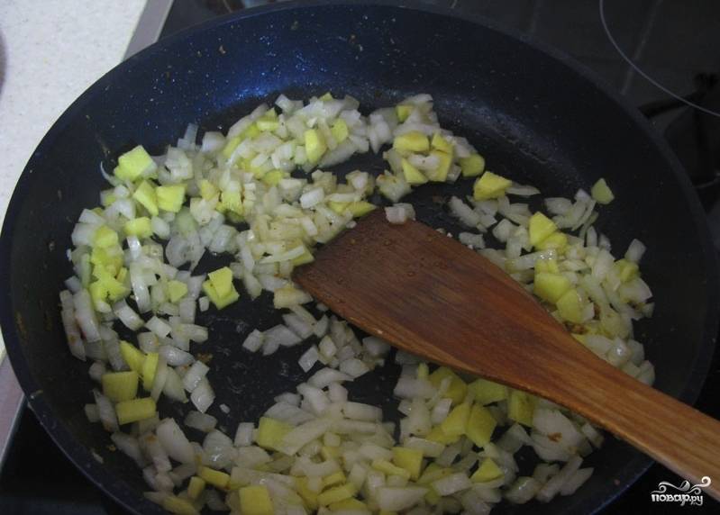 Залейте рисовую лапшу водой и оставьте на время, требующееся по инструкции. А тем временем займитесь приготовлением овощей. Чеснок, лук и имбирь мелко нарежьте, а затем обжарьте на сковороде на растительном масле до золотистой корочки.