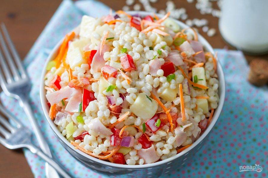 3. Хорошенько перемешиваю и по вкусу добавляю соль. Салат подаю сразу или отправляю на ночь в холодильник.