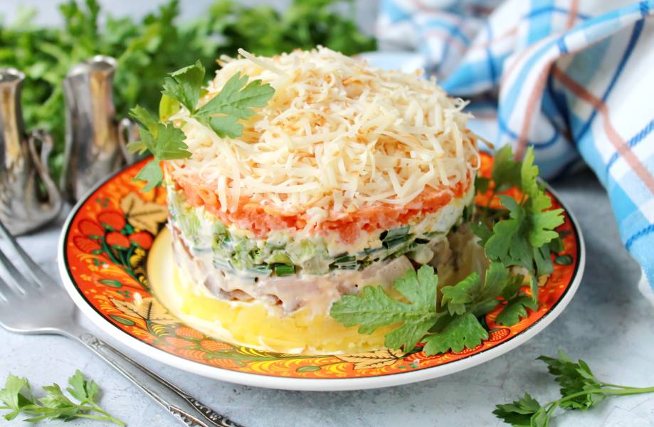 10 классных салатов с копчёной колбасой