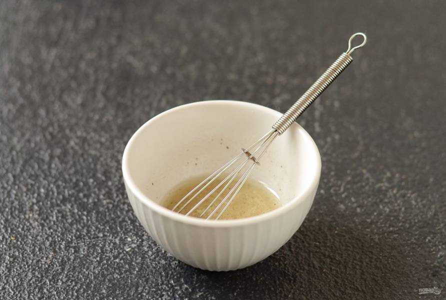 Для заправки смешайте растительное масло с соком лайма, добавьте пропущенный через пресс чеснок, соль и перец. Перемешайте.
