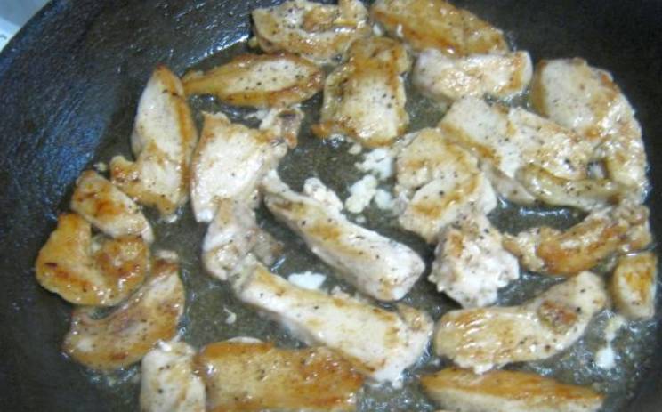Куриное филе нарезаем небольшими кусочками, солим и перчим по вкусу. Затем обжариваем на растительном масле до золотистого цвета.