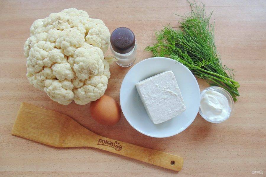 Подготовьте ингредиенты для приготовления цветной капусты с сыром фета.