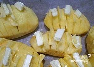 Распределить сверху кусочки сливочного масла.