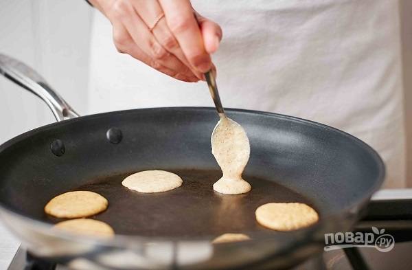 3. Разогрейте на сковороде растительное масло. Ложкой выкладывайте тесто и жарьте маленькие блинчики. 