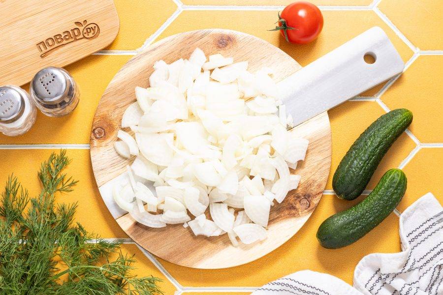 Репчатый лук четвертинками.