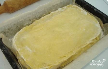 Раскатываем оставшееся тесто, накрываем им пирог. Аккуратно и красиво защипываем края.