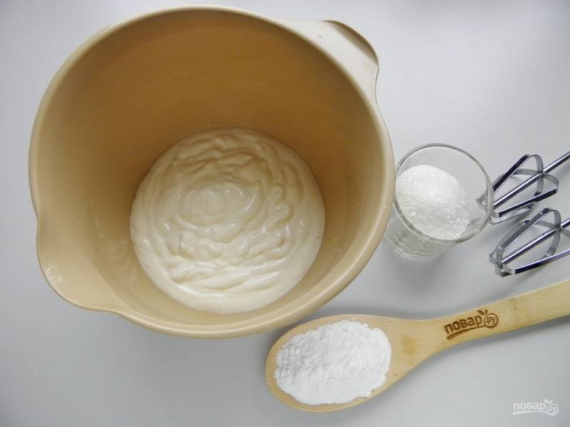 Для крема понадобится сметана 20% жирности, сахар (3 ст.л), загуститель сливок 15 г, по желанию — ванилин.