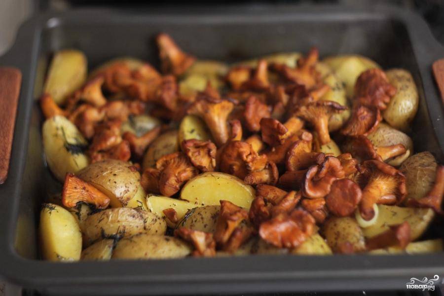 Грибы и картофель за это время слегка подкоптятся и приобретут невероятно аппетитный вид.