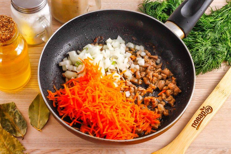 В это время натрите морковь на терке с мелкими ячейками, а лук нарежьте мелкими кубиками. Выложите овощные нарезки в сковороду и обжарьте с мясом еще 4-5 минут.