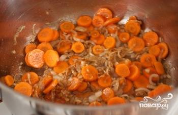 Чистим морковь и нарезаем на небольшие кусочки. Добавляем к луку и жарим минут 3-4. Затем возвращаем курицу в кастрюлю, заливаем водой и варим минут 40. Можно посолить.