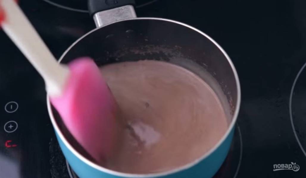 2. Приготовьте какао: молоко подогрейте на небольшом огне, добавьте к нему ванилин, какао и хорошо перемешайте до исчезновения всех комочков. 