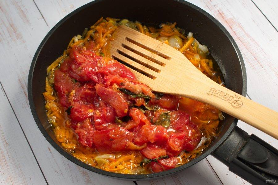 С запеченных помидор снимите кожицу, добавьте их в сковороду, тушите в течение 5 минут. 