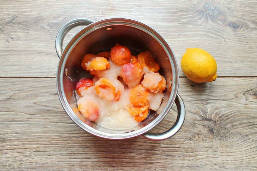 Переложите абрикосы с сиропом в кастрюлю с толстым дном.