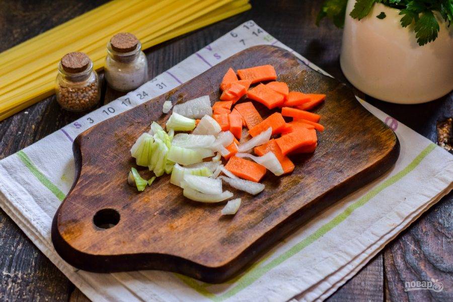 Следом очистите и нарежьте мелко морковь и лук, также добавьте в бульон.