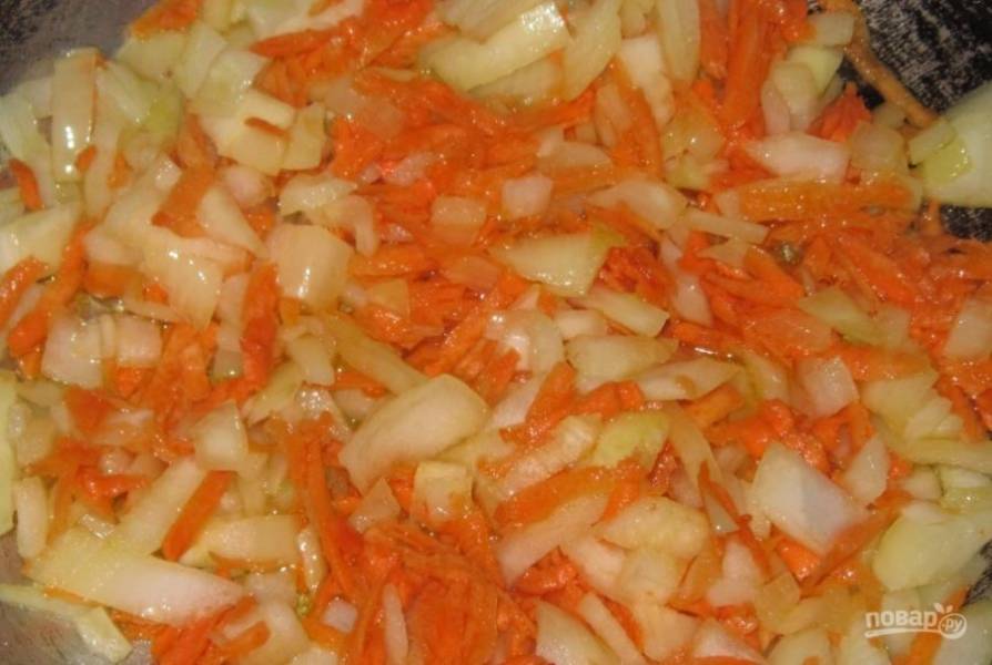 Мелко нарезанный лук и морковь на крупной тёрке обжарьте в разогретом масле до мягкости.