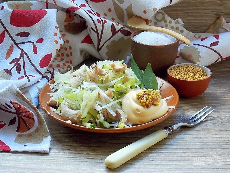 Пикантный салат с дайконом и курицей