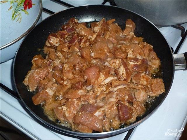 3. Натираем кусочки мяса измельченным чесноком, солим, перчим. Затем слегка обжариваем мясо на растительном масле.