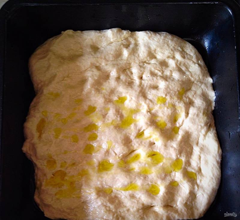 3.	Раскатайте тесто по форме или противню, затем пальцами сделайте углубление по всему пласту, полейте оливковым маслом.