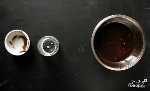 4. Для приготовления крема соедините растопленный шоколад со сливками и Нутеллой.
