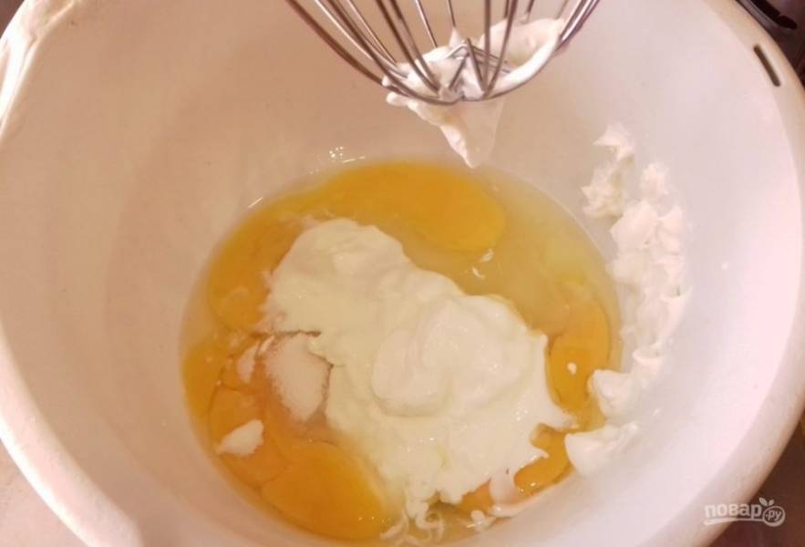 Яйца соедините с сахаром. Добавьте сметану и ванилин.