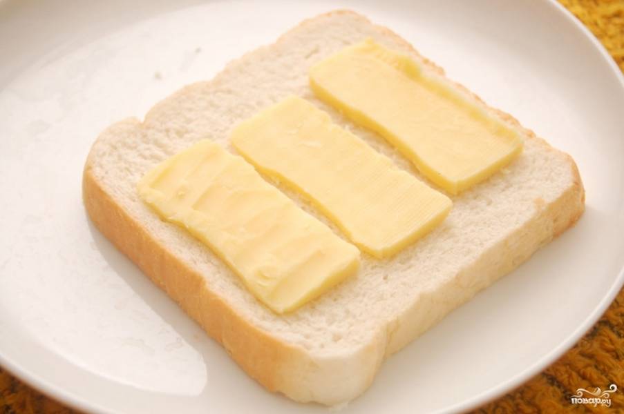 На ломтик хлеба выложите сыр.