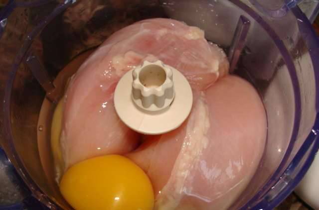 Тесто: измельчите грудку с яйцом в блендере, посолите и поперчите. 