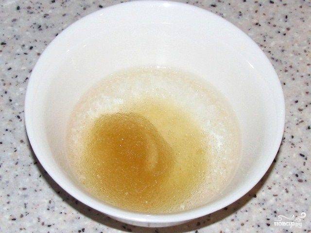 В миске замочите желатин в воде на полчаса. Далее желатин нагрейте на водяной бане, постоянно помешивая, чтобы он растворился. Потом охладите при комнатной температуре.