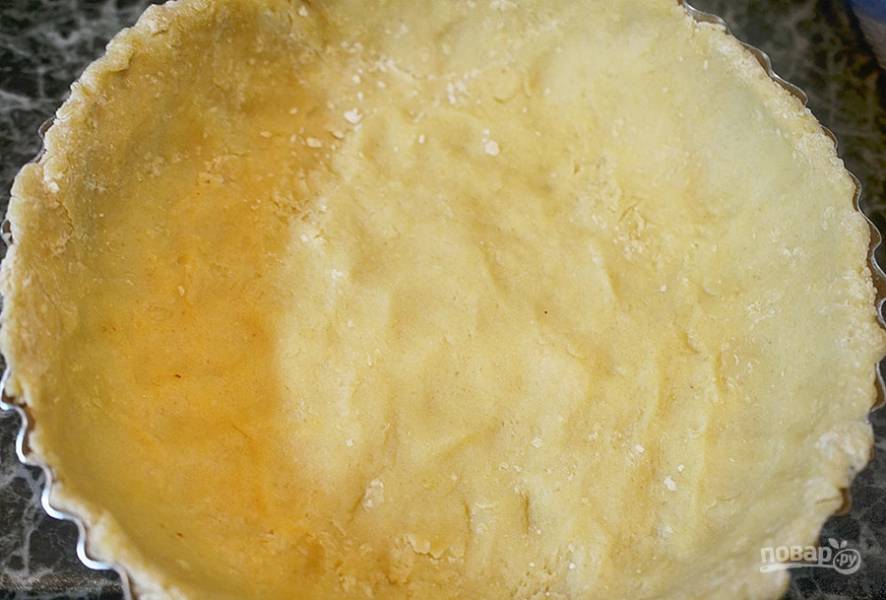 3. Выложите тесто в смазанную маслом форму. Распределите его, формируя бортики.