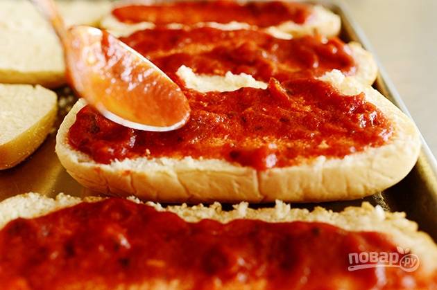 5. Смажьте булочки томатной пастой.