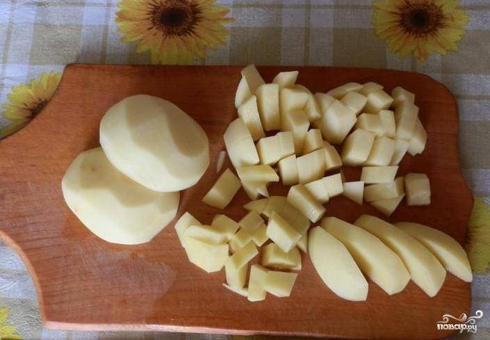 Картофель необходимо очистить, промыть и нарезать небольшими кубиками. В общем-то, чем мельче, тем лучше, поскольку мы готовим суп-пюре. Морковь нарезаем тонкой соломкой или трем на терке. 