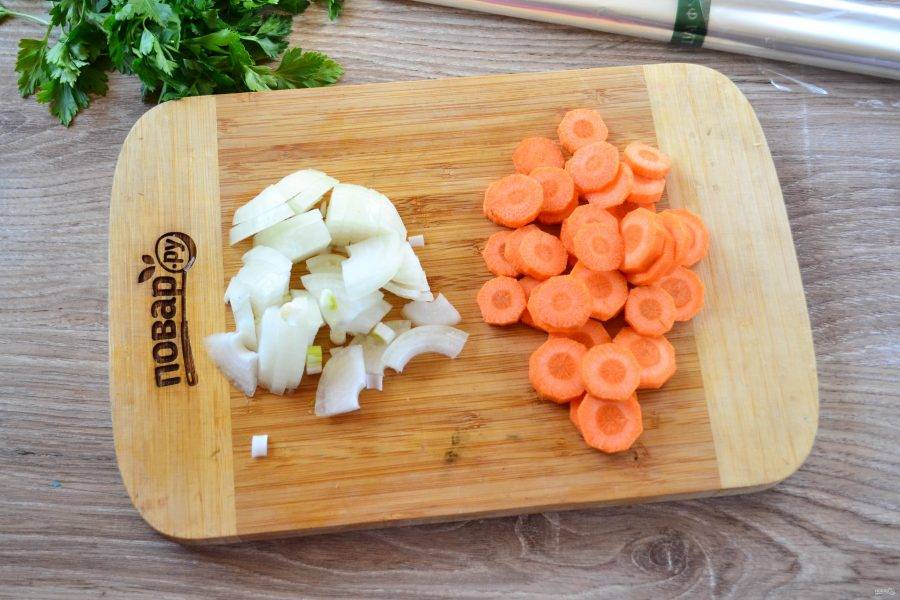 Лук порежьте четвертькольцами, а морковь нарежьте тонкими кружочками.