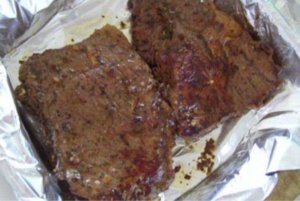 Выкладываем стейки в форму для запекания и отправляем в нагретую до 180 градусов духовку минут на 20. Затем достаем мясо и заворачиваем в фольгу, пусть полежит минут 5.