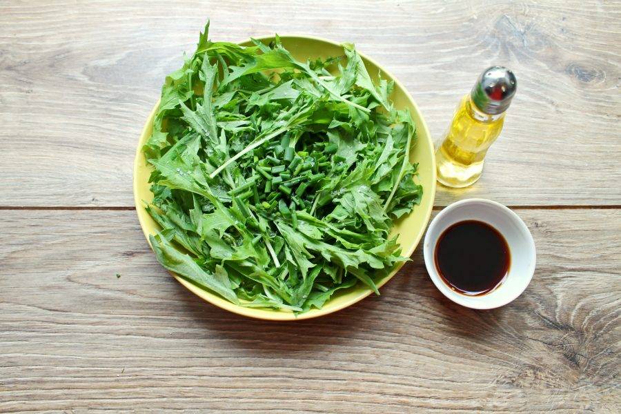 Заправьте салат растительным маслом, соевым соусом и перемешайте. При необходимости салат посолите.