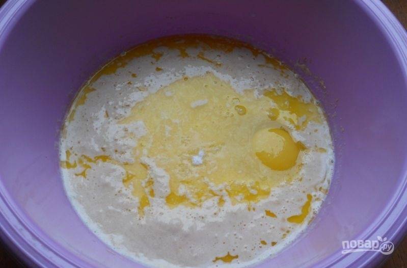 3.	В миску вбиваю яйцо, высыпаю пакетик ванильного сахара, солю немного и вливаю растопленное, но охлажденное масло, тщательно перемешиваю смесь.