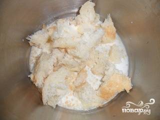 1.	Белый хлеб ломаем на кусочки и кладем в молоко, разминаем вилкой. Оставляем на 10 минут, чтобы хлеб размок.