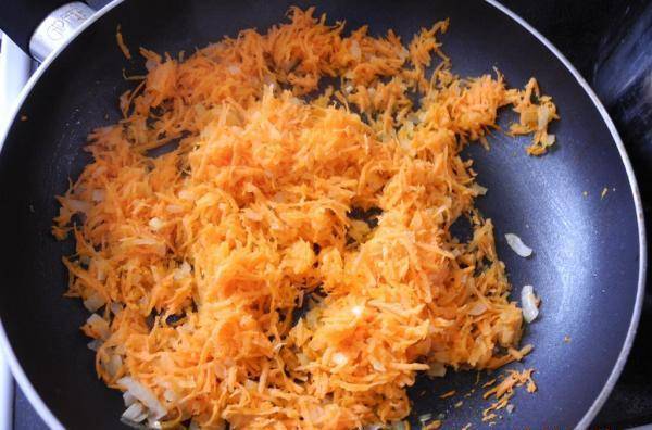 Морковь и лук почистите. Морковь натрите на мелкой тёрке. Лук измельчите. Пассеруйте 5 минут овощи на сковороде, а потом добавьте их в кастрюлю.