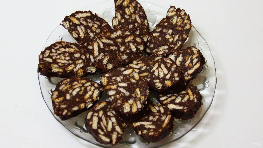 Лакомая шоколадная колбаска из печенья с орехами
