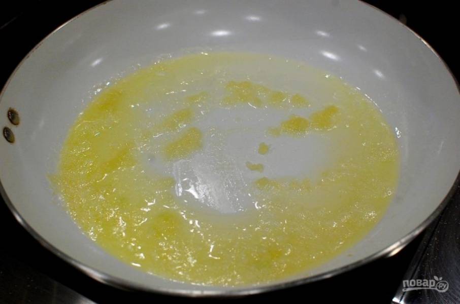 3.	Очистите чеснок и измельчите. Разогрейте сковороду со сливочным маслом и выложите чеснок.