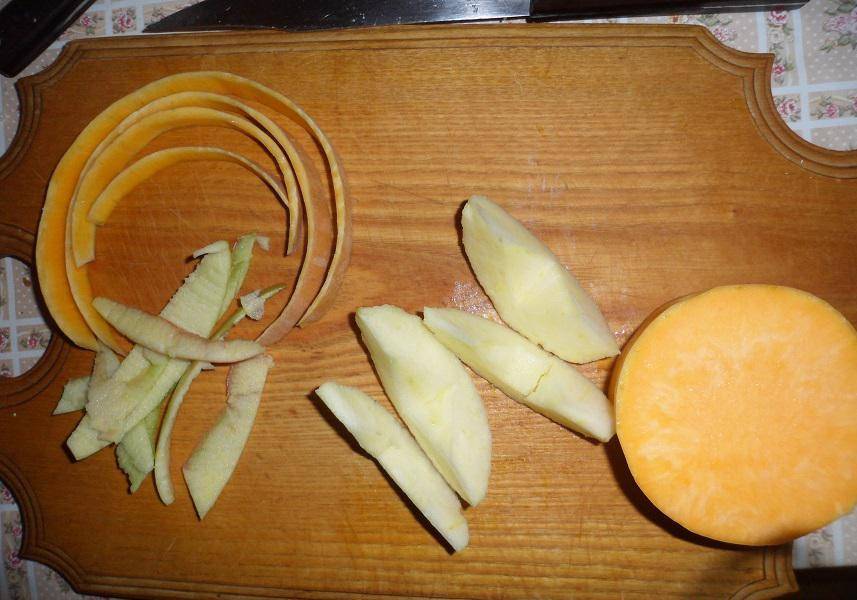 1. В тыкве содержится масса микроэлментов и витаминов, а также клетчатка. Этот овощ полезен для прикорма малышей, а яблоко сделает вкус пюре еще более ароматным. Чистим тыкву и яблоки.