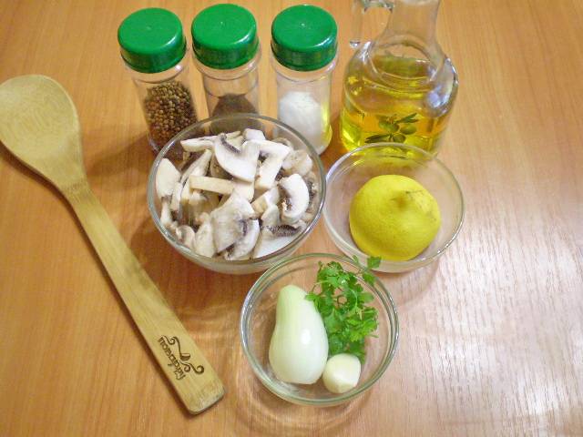 Подготовим продукты. В сыроедении используется только натуральные масло холодного отжима: это может быть льняное, кукурузное, оливковое или подсолнечное масло.