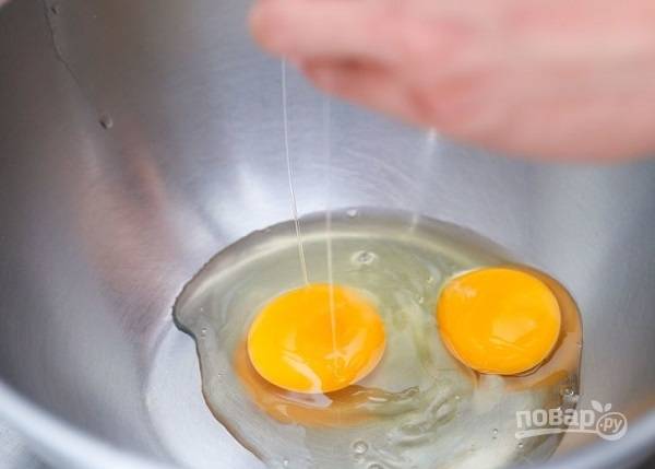 2. Включайте сразу духовку и разогревайте до 190 градусов. В глубокую мисочку вбейте яйца. Я не разделяю на белки и желтки, но бисквит все равно получается воздушным. Единственный нюанс: яйца должны быть комнатной температуры. Взбейте яйца. 