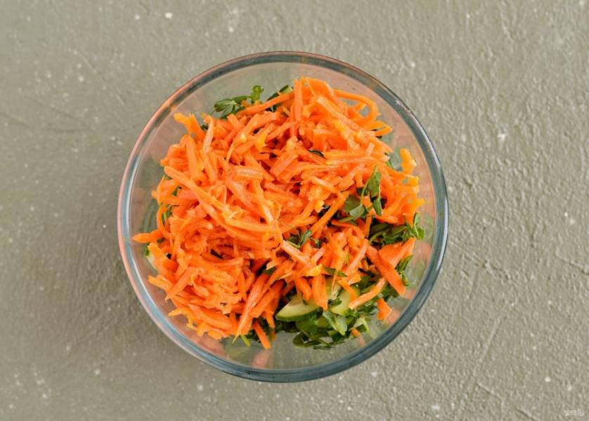 Морковку по-корейски и ростки гороха порежьте на короткие кусочки и переложите к огурцу. 