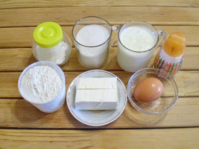 1. Приготовим продукты для кекса классического. Масло сливочное нужно заранее достать из холодильника, оставьте его в тепле на пару часов до размягчения.