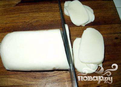 2.	Сыр моцарелла порезать плоскими кусочками, немного меньшими по размерам, чем фрукты.