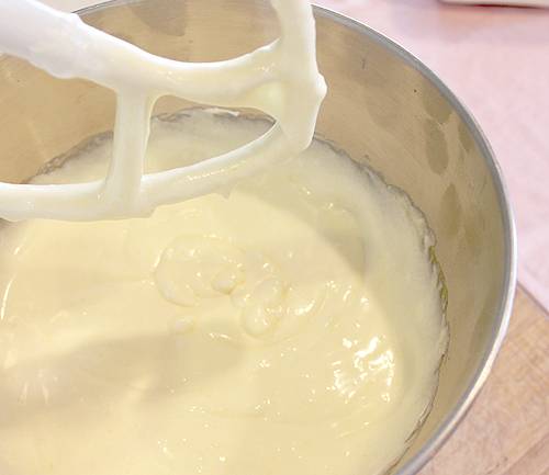 2. 100 г масла или маргарина взбить с сахаром до однородности. Добавить яйцо и ванильный экстракт, продолжая взбивать, а затем сметану. 