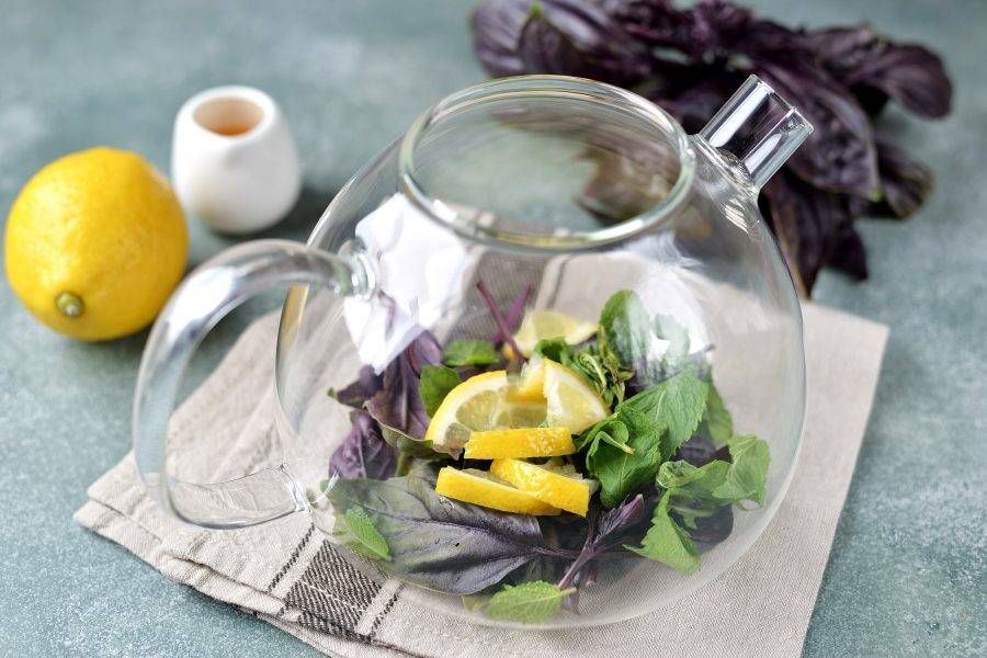 Нарежьте несколько ломтиков лимона, добавьте к мяте с базиликом. 