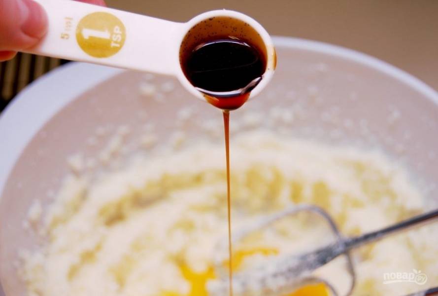 2. В другой посуде перетрите мягкое масло с сахаром для теста (300 г), ванилином и 4-мя яичными желтками.