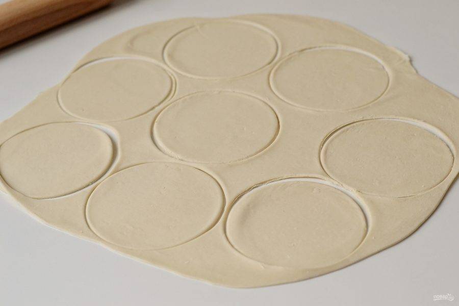Раскатайте тесто толщиной 1,5-2 мм. Вырежьте кружочки. 
