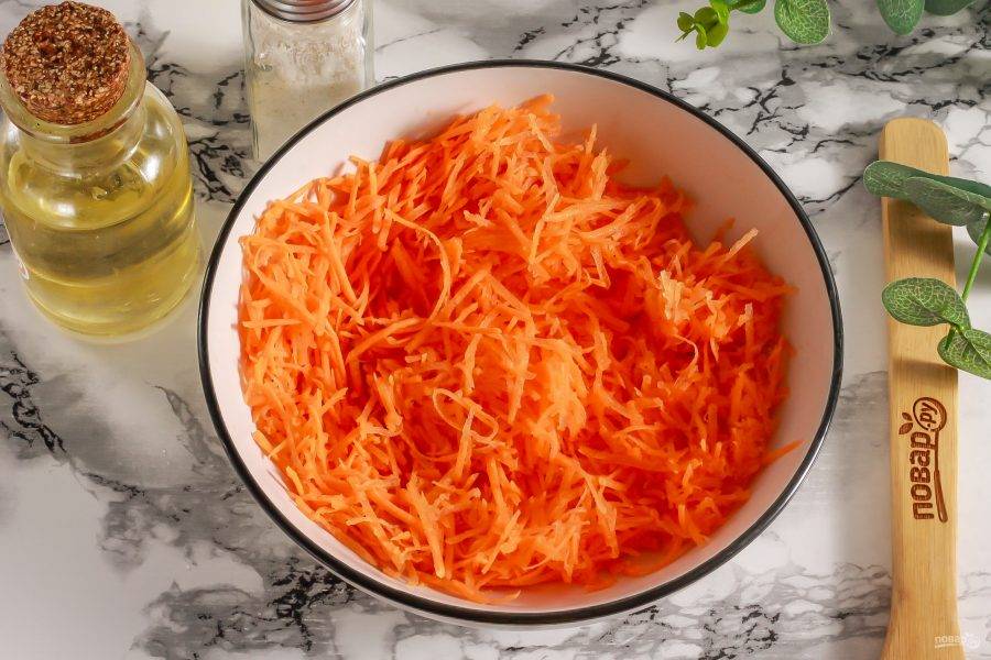 Морковь очистите и промойте, натрите на терке с мелкими ячейками в глубокую емкость. По желанию можете пропустить овощи через соковыжималку, вам потребуется только жмых.